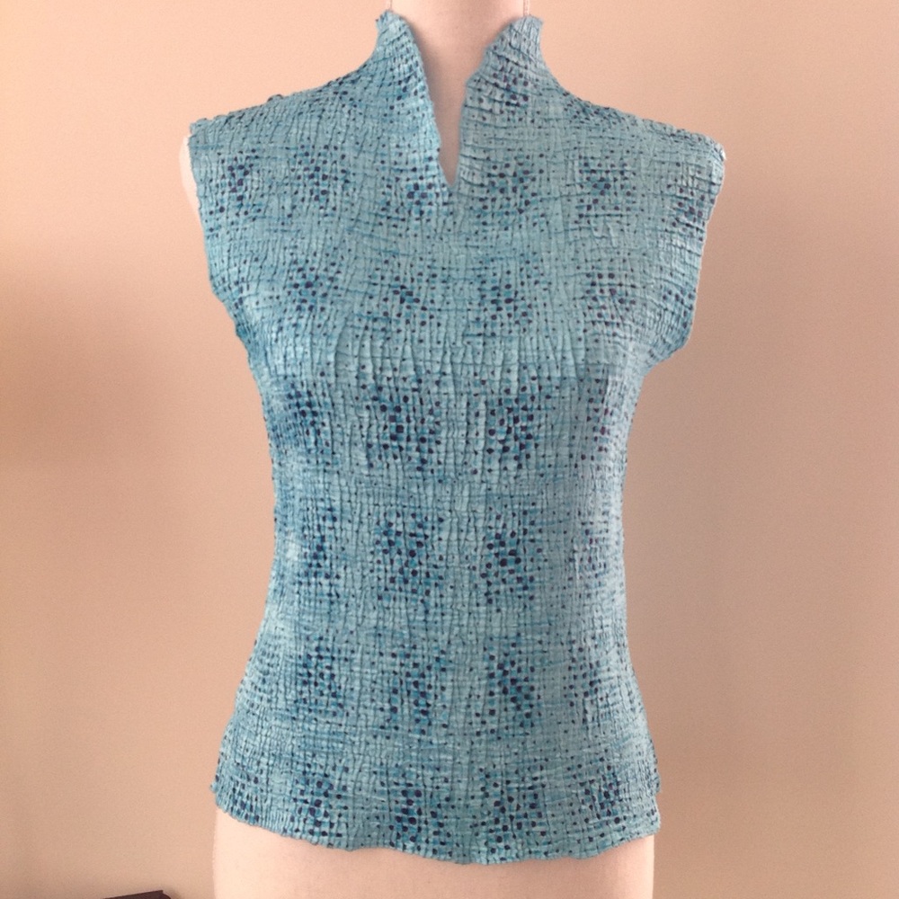CASUAL CORNER pullover top. Packs well for travel!